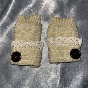 Wrist warmers with an antique style